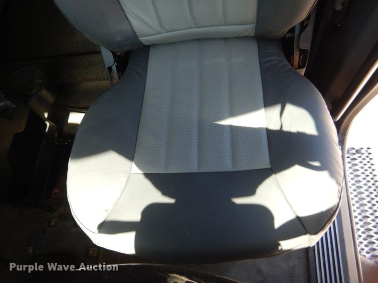 image for item DL2762 2015 Peterbilt 579  semi truck