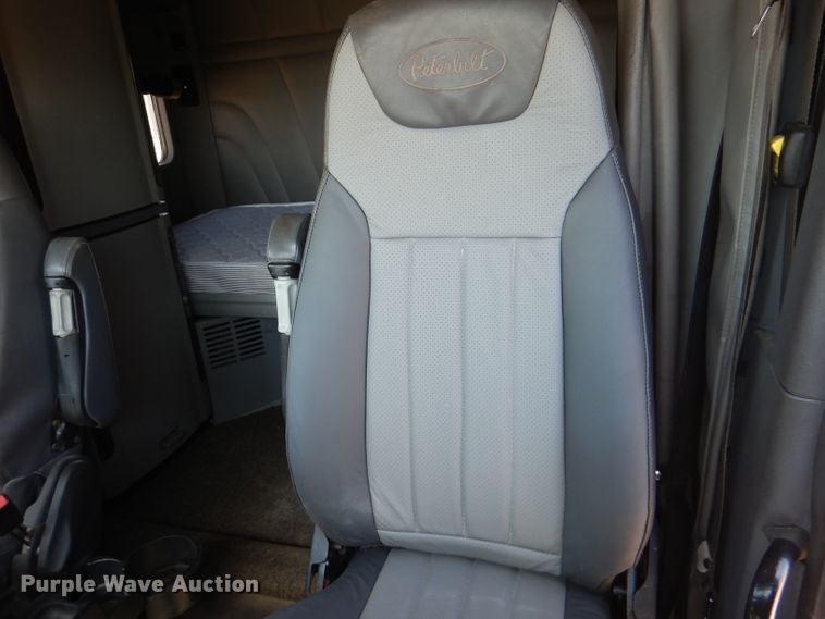 image for item DL2762 2015 Peterbilt 579  semi truck