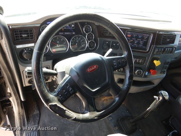 image for item DL2762 2015 Peterbilt 579  semi truck