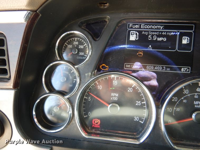 image for item DL2762 2015 Peterbilt 579  semi truck