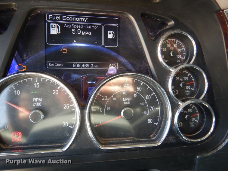 image for item DL2762 2015 Peterbilt 579  semi truck