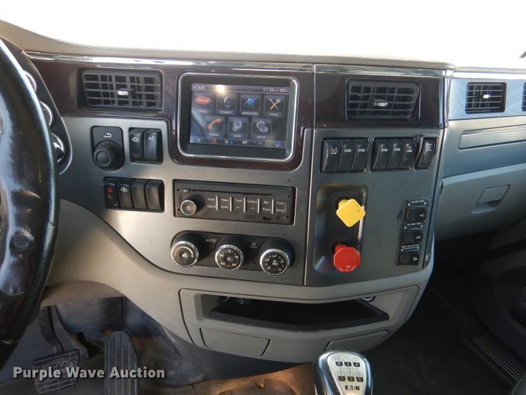 image for item DL2762 2015 Peterbilt 579  semi truck