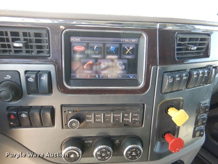 image for item DL2762 2015 Peterbilt 579  semi truck