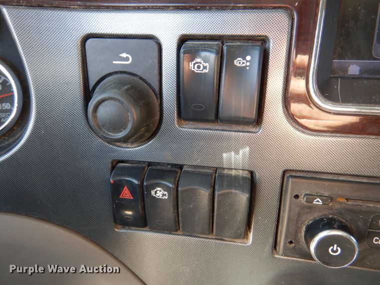 image for item DL2762 2015 Peterbilt 579  semi truck