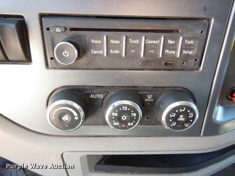 image for item DL2762 2015 Peterbilt 579  semi truck