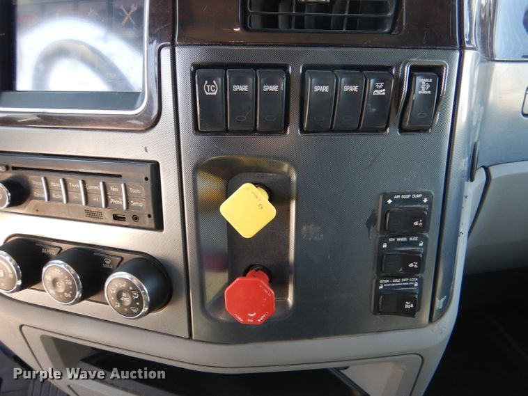 image for item DL2762 2015 Peterbilt 579  semi truck