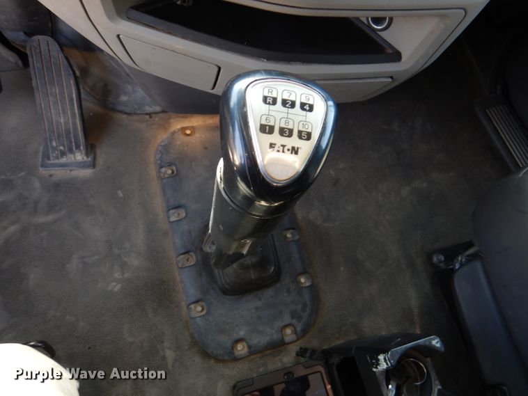 image for item DL2762 2015 Peterbilt 579  semi truck