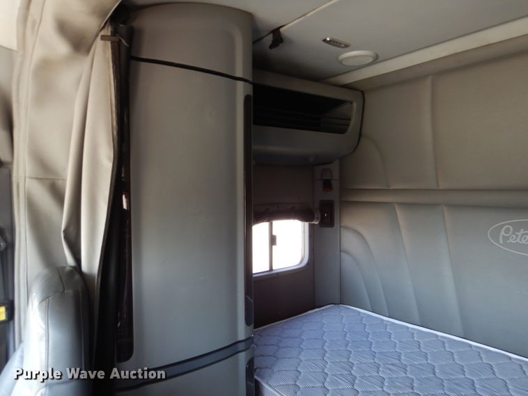 image for item DL2762 2015 Peterbilt 579  semi truck