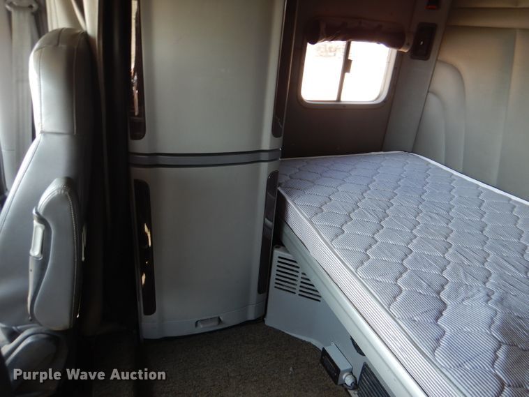 image for item DL2762 2015 Peterbilt 579  semi truck