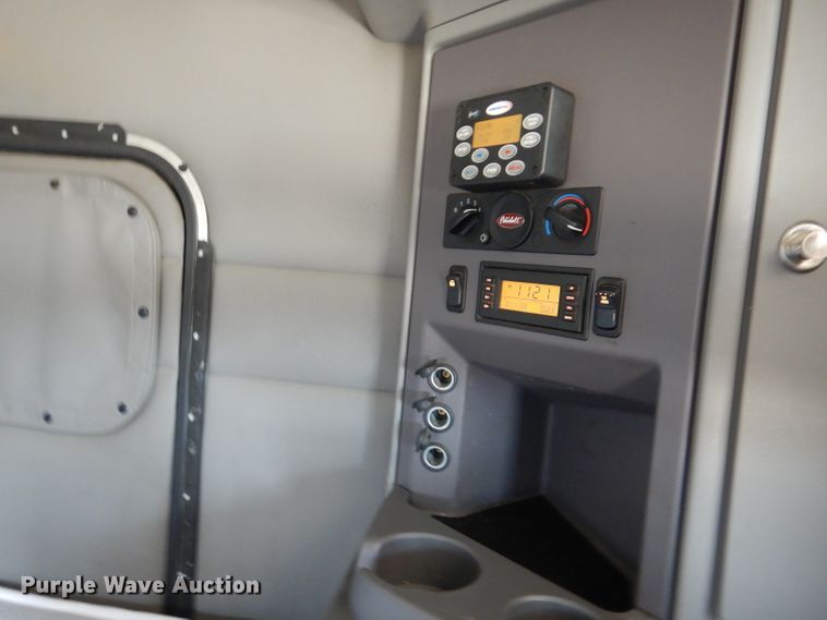 image for item DL2762 2015 Peterbilt 579  semi truck