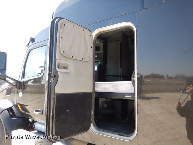 image for item DL2762 2015 Peterbilt 579  semi truck