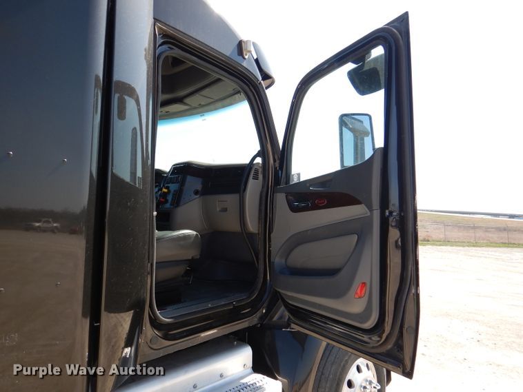 image for item DL2762 2015 Peterbilt 579  semi truck