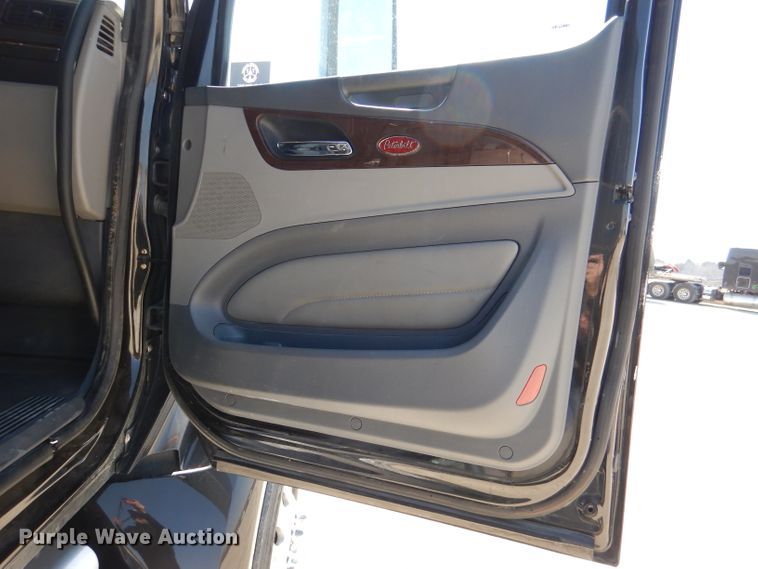 image for item DL2762 2015 Peterbilt 579  semi truck