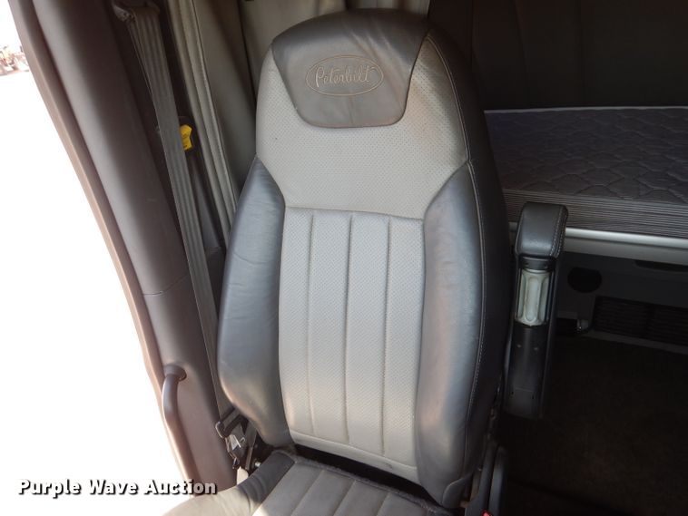 image for item DL2762 2015 Peterbilt 579  semi truck