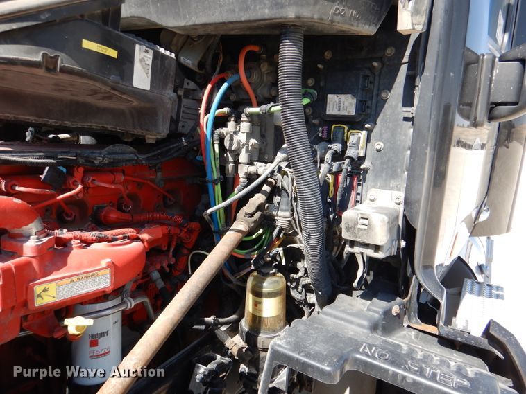 image for item DL2762 2015 Peterbilt 579  semi truck