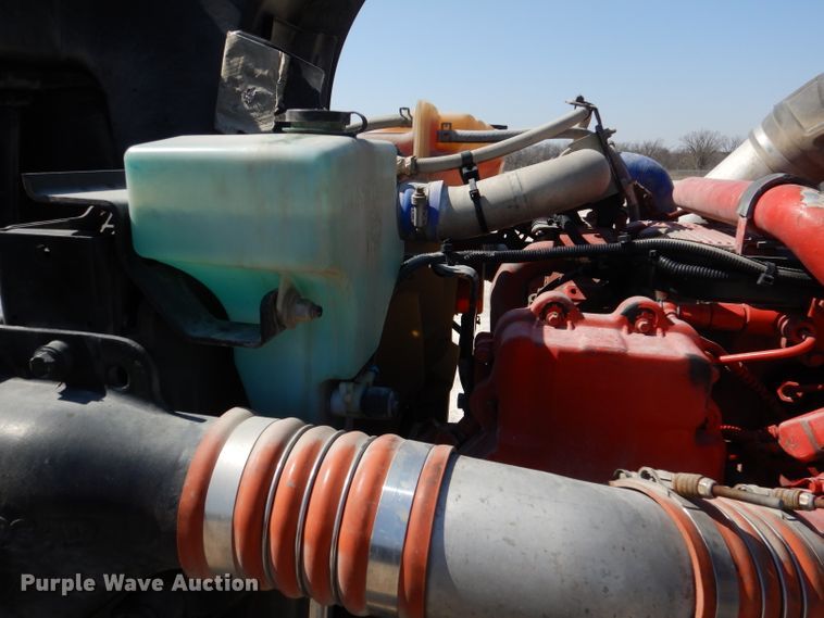 image for item DL2762 2015 Peterbilt 579  semi truck