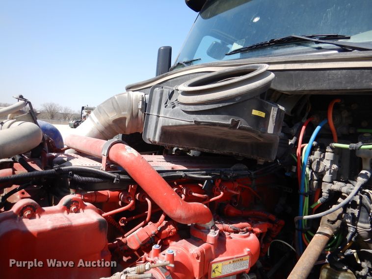 image for item DL2762 2015 Peterbilt 579  semi truck