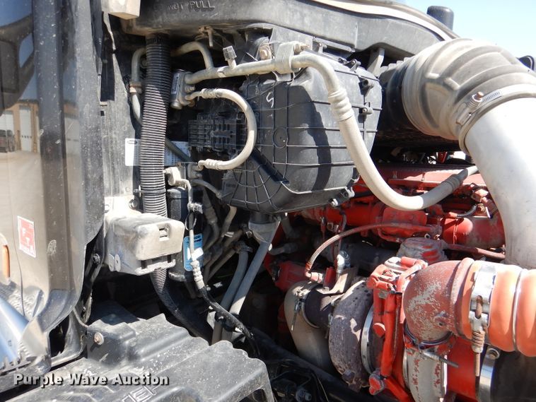 image for item DL2762 2015 Peterbilt 579  semi truck