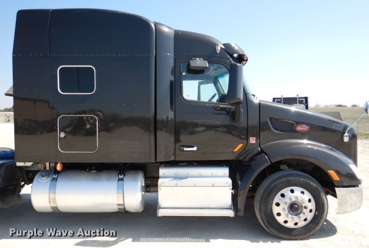 image for item DL2762 2015 Peterbilt 579  semi truck