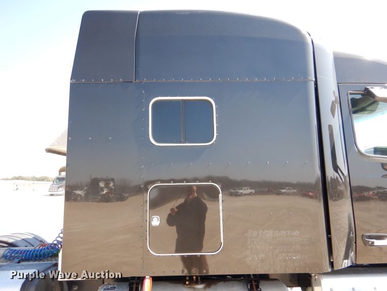 image for item DL2762 2015 Peterbilt 579  semi truck