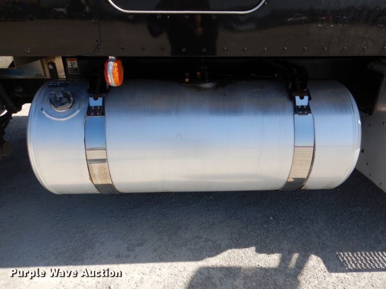 image for item DL2762 2015 Peterbilt 579  semi truck