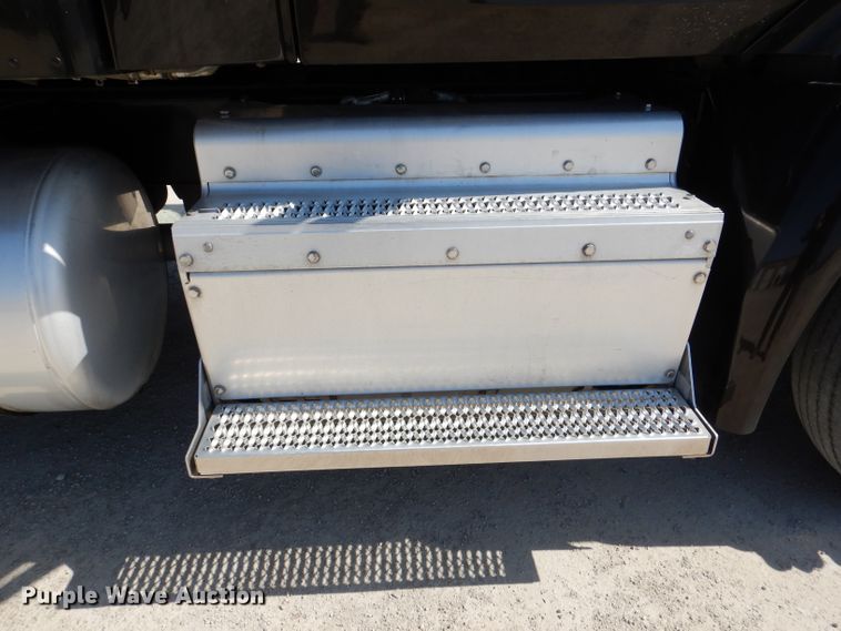 image for item DL2762 2015 Peterbilt 579  semi truck