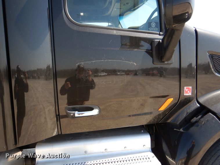 image for item DL2762 2015 Peterbilt 579  semi truck