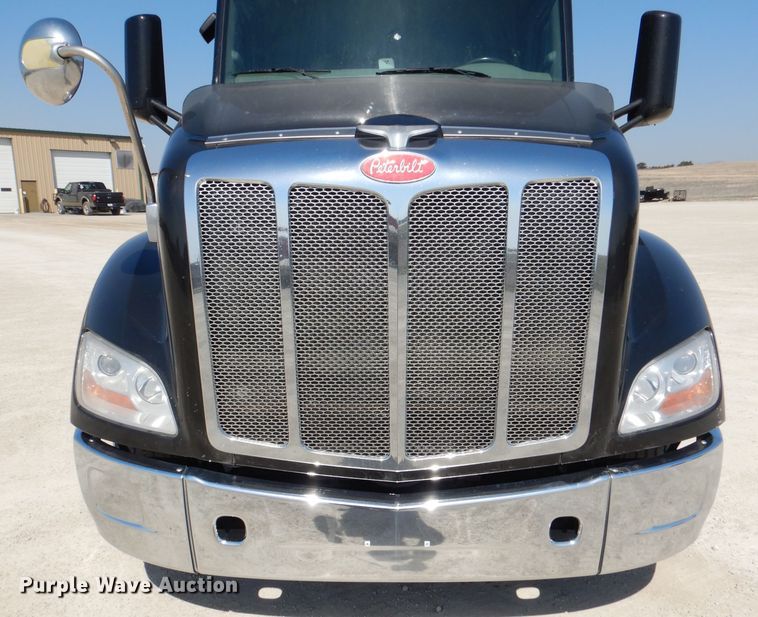 image for item DL2762 2015 Peterbilt 579  semi truck