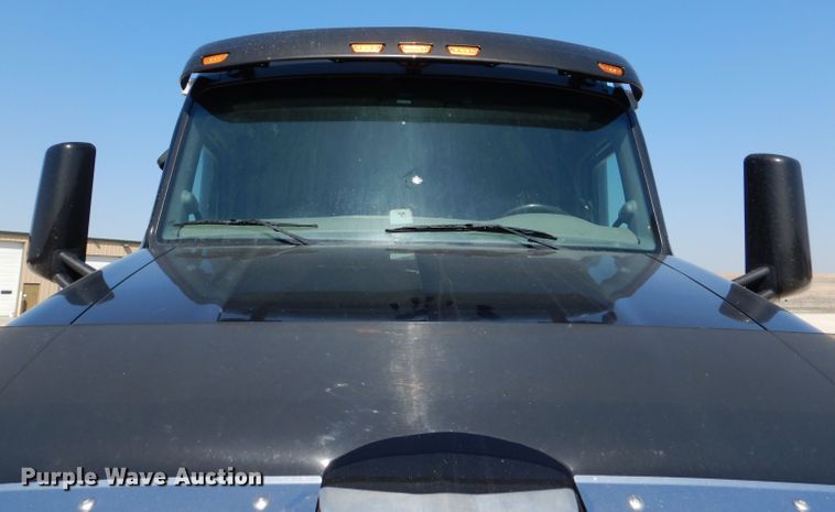 image for item DL2762 2015 Peterbilt 579  semi truck