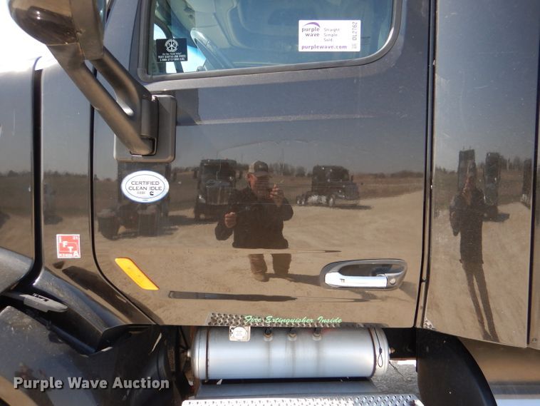 image for item DL2762 2015 Peterbilt 579  semi truck