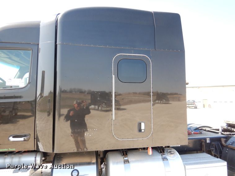 image for item DL2762 2015 Peterbilt 579  semi truck