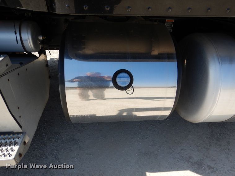 image for item DL2762 2015 Peterbilt 579  semi truck