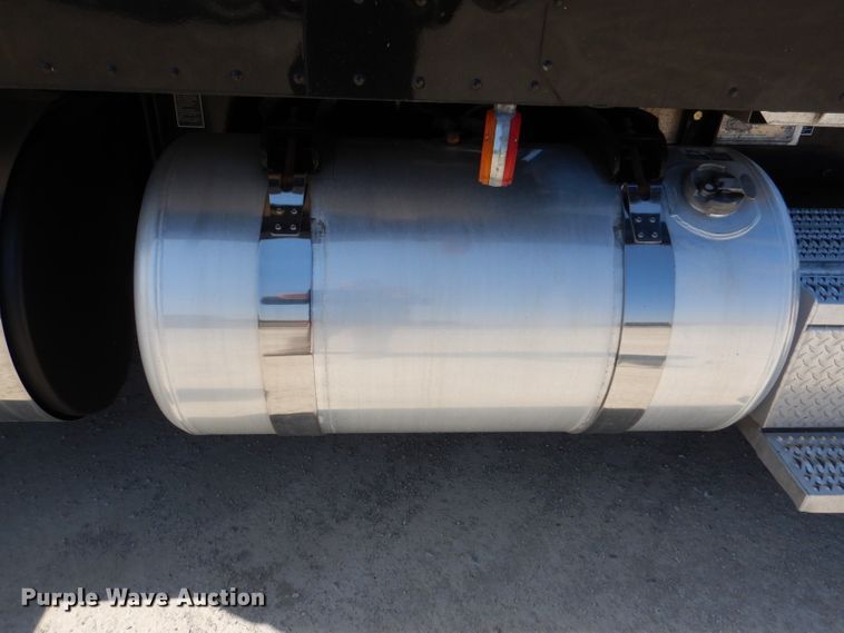 image for item DL2762 2015 Peterbilt 579  semi truck