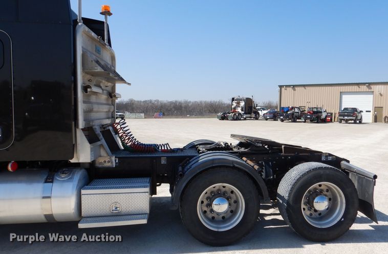 image for item DL2762 2015 Peterbilt 579  semi truck