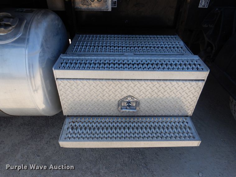 image for item DL2762 2015 Peterbilt 579  semi truck