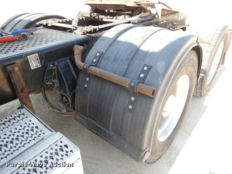 image for item DL2762 2015 Peterbilt 579  semi truck