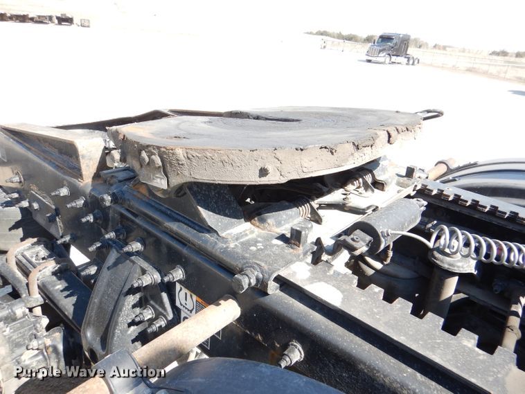 image for item DL2762 2015 Peterbilt 579  semi truck