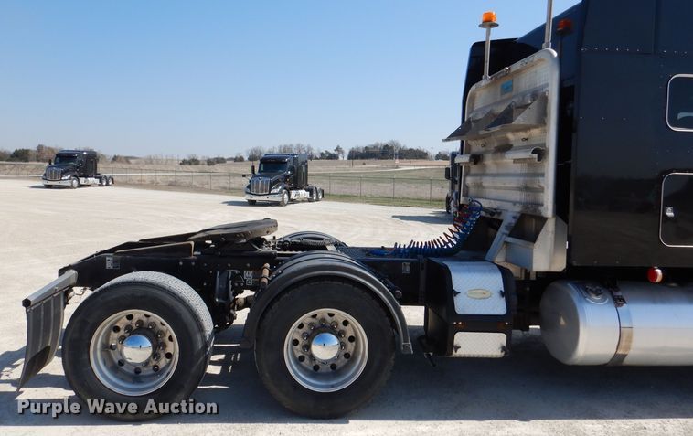 image for item DL2762 2015 Peterbilt 579  semi truck