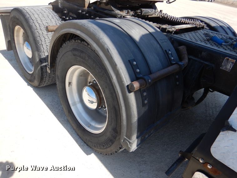 image for item DL2762 2015 Peterbilt 579  semi truck