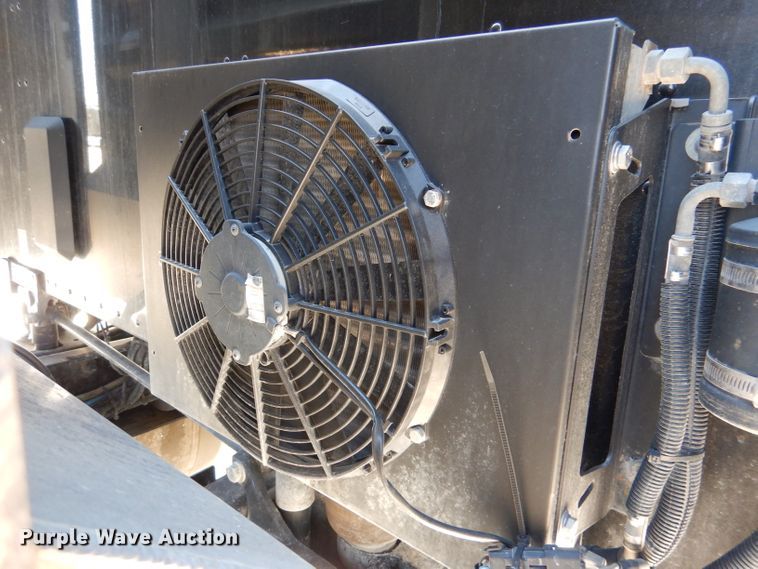 image for item DL2762 2015 Peterbilt 579  semi truck