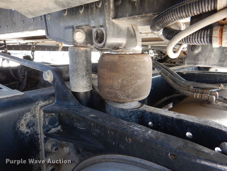 image for item DL2762 2015 Peterbilt 579  semi truck