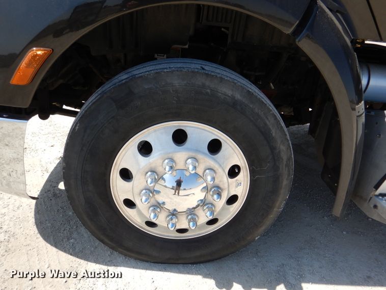 image for item DL2762 2015 Peterbilt 579  semi truck