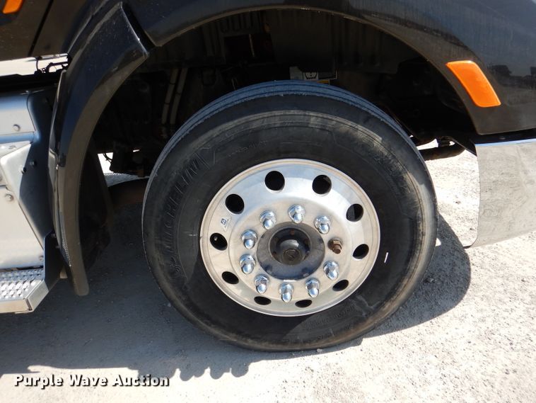 image for item DL2762 2015 Peterbilt 579  semi truck