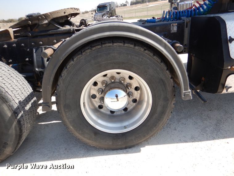 image for item DL2762 2015 Peterbilt 579  semi truck