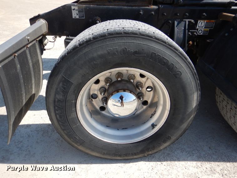 image for item DL2762 2015 Peterbilt 579  semi truck