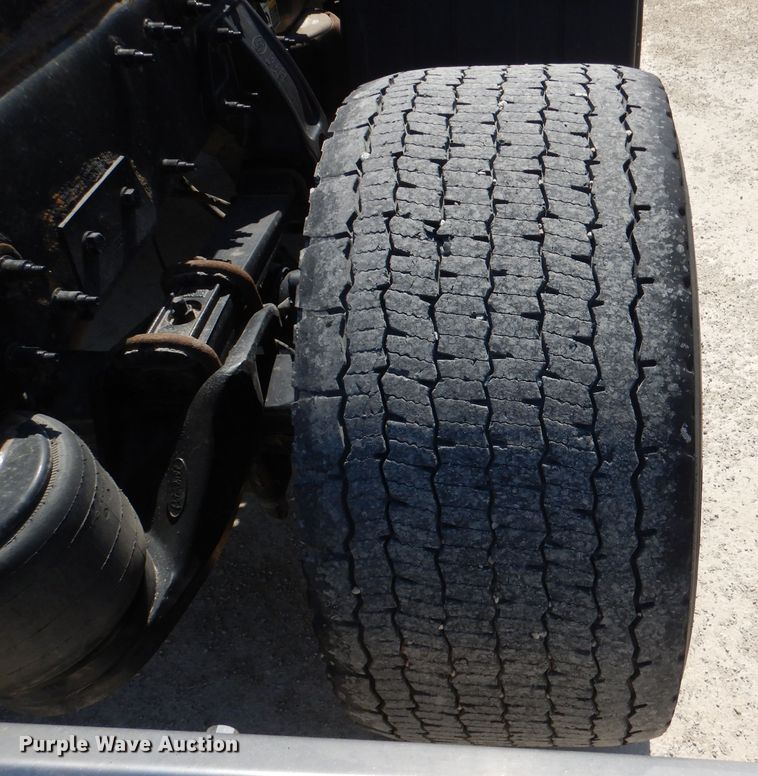 image for item DL2762 2015 Peterbilt 579  semi truck