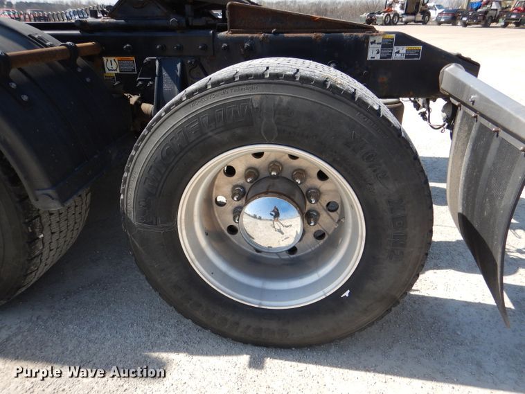 image for item DL2762 2015 Peterbilt 579  semi truck