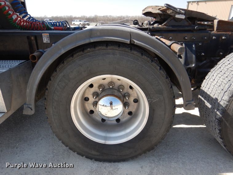 image for item DL2762 2015 Peterbilt 579  semi truck