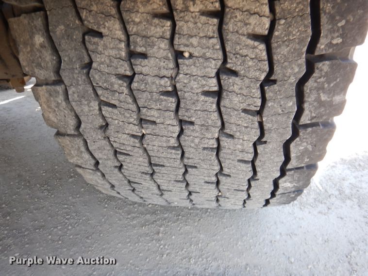 image for item DL2762 2015 Peterbilt 579  semi truck