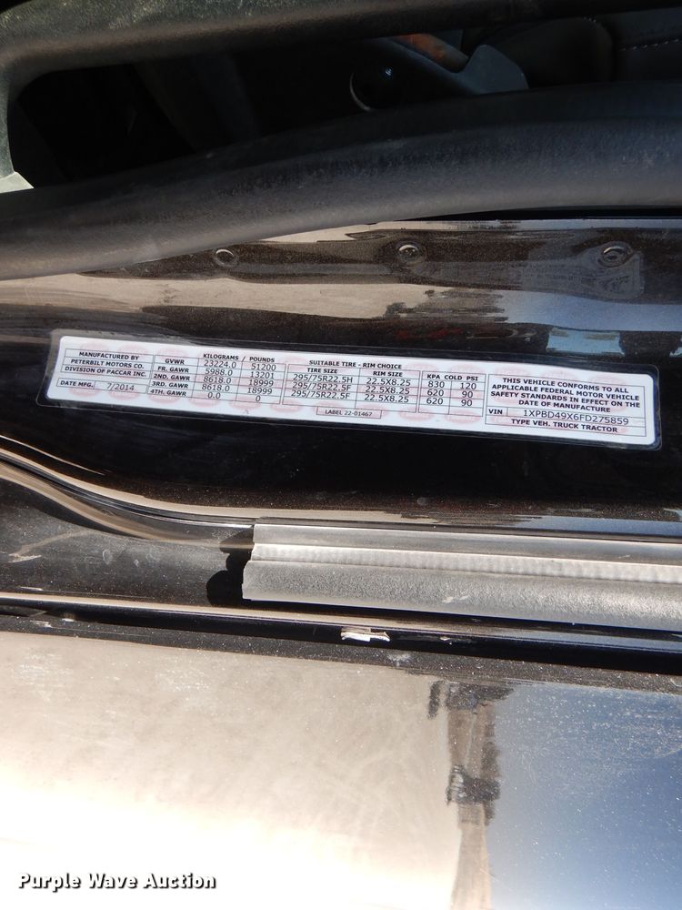 image for item DL2762 2015 Peterbilt 579  semi truck